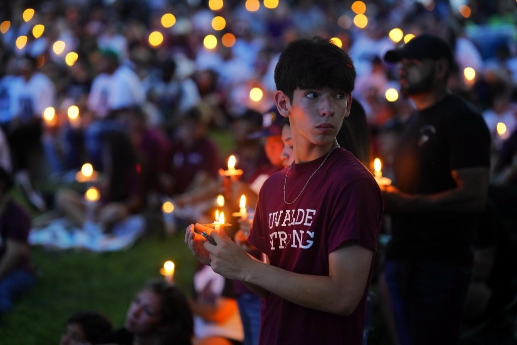 5月24日，在美國(guó)得克薩斯州小城尤瓦爾迪，人們參加守夜儀式悼念校園槍擊遇害者。當(dāng)日是美國(guó)尤瓦爾迪大規(guī)模校園槍擊事件一周年。新華社記者吳曉凌攝