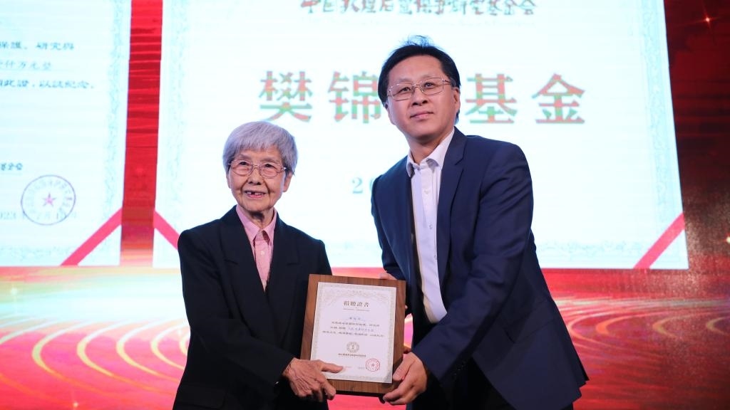 國家文物局黨組成員、副局長解冰（右）為樊錦詩（左）頒發(fā)捐贈證書。新華社記者張睿 攝