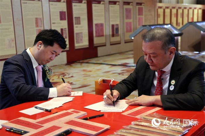 觀眾在展覽現(xiàn)場設置的體驗區(qū)手寫“批信”。人民網記者楊一攝