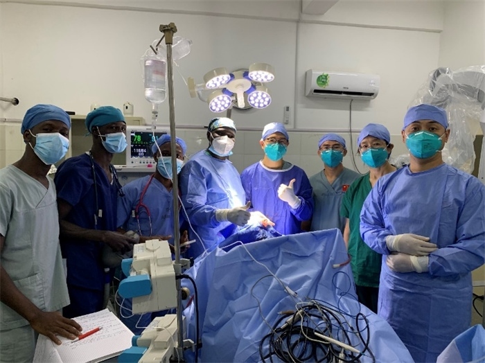 腦膿腫手術(shù)成功，全體參與手術(shù)的醫(yī)務(wù)工作者合影留念。中國第二十九批援幾內(nèi)亞醫(yī)療隊(duì)供圖
