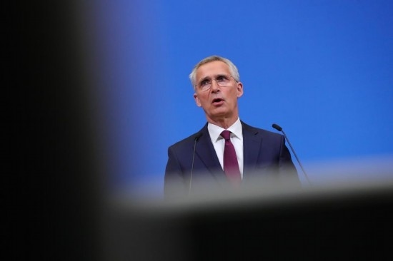 7月6日，在比利時(shí)布魯塞爾的北約總部，北約秘書(shū)長(zhǎng)斯托爾滕貝格在會(huì)議后召開(kāi)新聞發(fā)布會(huì)。新華社記者鄭煥松攝