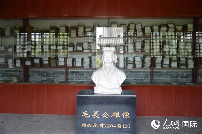 河間詩經(jīng)齋毛萇雕像。雕像后書櫥中陳列的是歷代各版本《詩經(jīng)》及譯本。 人民網(wǎng) 趙昭攝