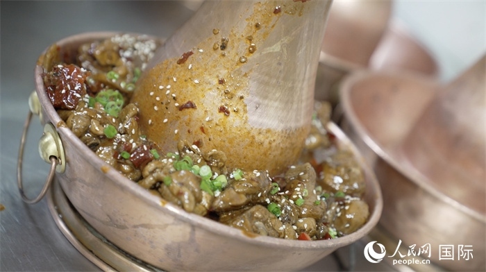 滄州火鍋雞。人民網(wǎng)記者 袁蒙攝