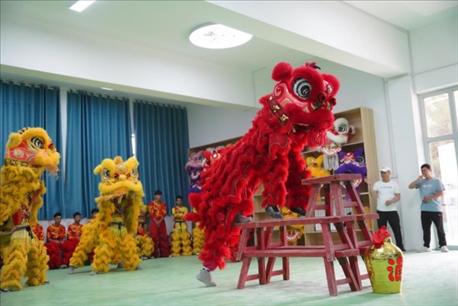 開課儀式現(xiàn)場(chǎng)，疏附縣第一中學(xué)舞獅隊(duì)的醒獅表演。