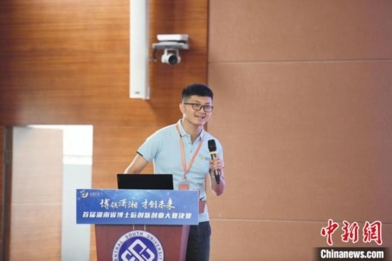 選手進(jìn)行路演。楊華峰 攝