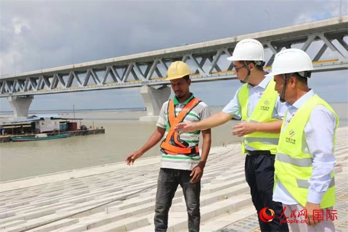 孟加拉國帕德瑪大橋河道整治工程北岸整治區(qū)域長1.5千米，南岸長11.5千米，是目前世界上規(guī)模最大的河道整治工程。人民網(wǎng)記者 孫廣勇攝