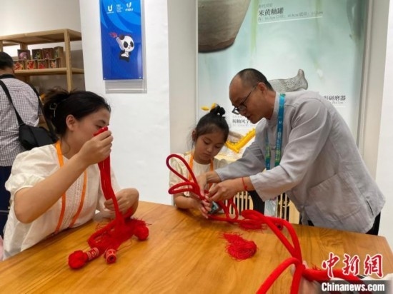 市民體驗制作吉祥如意結(jié)。祝歡 攝