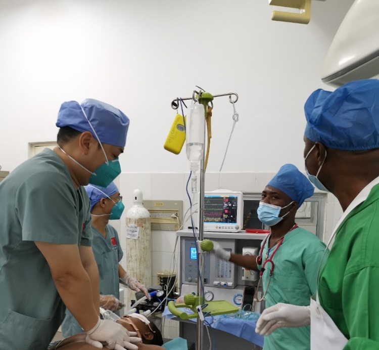 麻醉科李學斌醫(yī)生和手術室護士趙鈺進行復蘇搶救。中國第二十九批援幾內亞醫(yī)療隊供圖