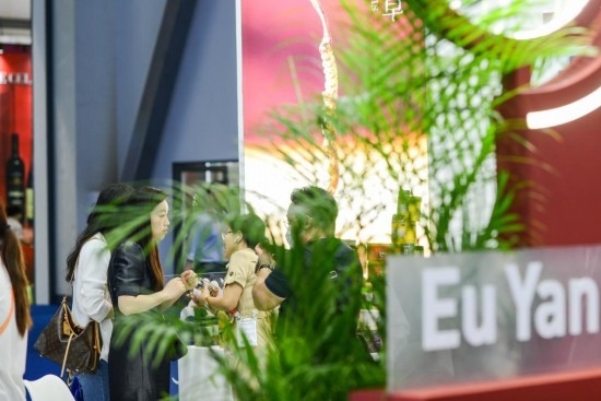 RCEP成員國企業(yè)亮相第三屆消博會(huì)。2023年4月12日，參觀者在新加坡企業(yè)余仁生的展臺了解產(chǎn)品。新華社記者王澤聰攝