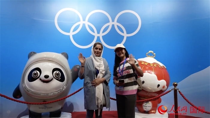 “上合小記者”與2022北京冬奧會吉祥物合影。實習生 方明軒攝
