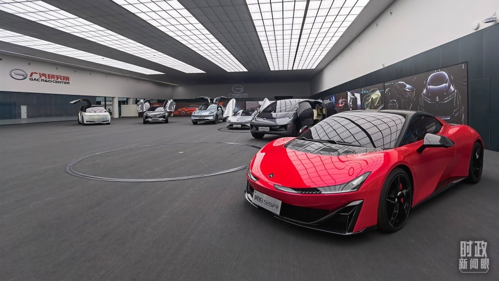 今年4月，習(xí)近平考察廣汽埃安新能源汽車股份有限公司，了解企業(yè)推動(dòng)制造業(yè)高端化、智能化、綠色化等情況。（總臺(tái)央視記者石丞拍攝）