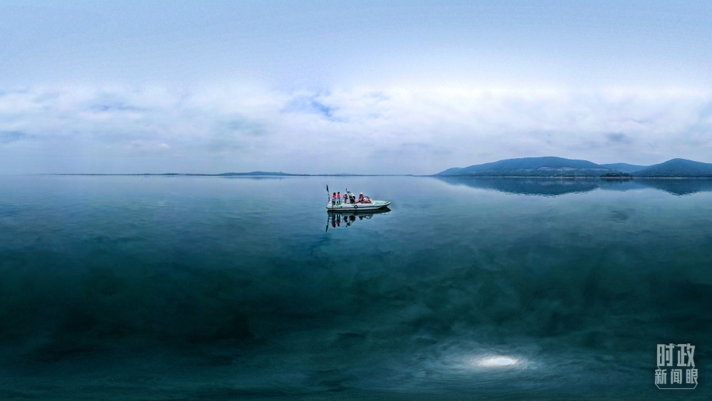 丹江口水庫，工作人員正在采集水樣。（總臺(tái)國廣記者李晉拍攝）