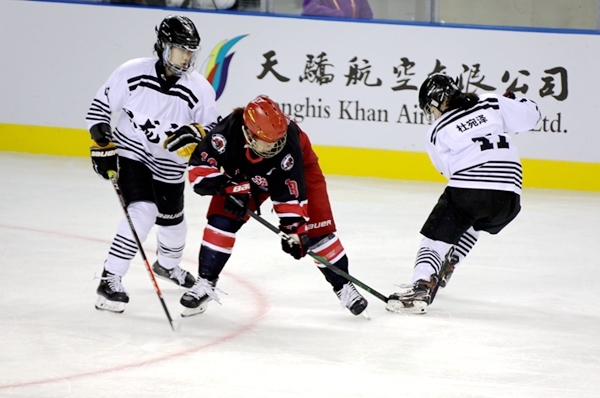 上海隊田博雅(中)與黑龍江隊杜宛澤爭搶。人民網(wǎng)記者 胡雪蓉攝