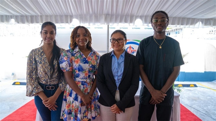 四名獲得中海油獎學(xué)金的學(xué)生合影。中海油圭亞那有限公司供圖