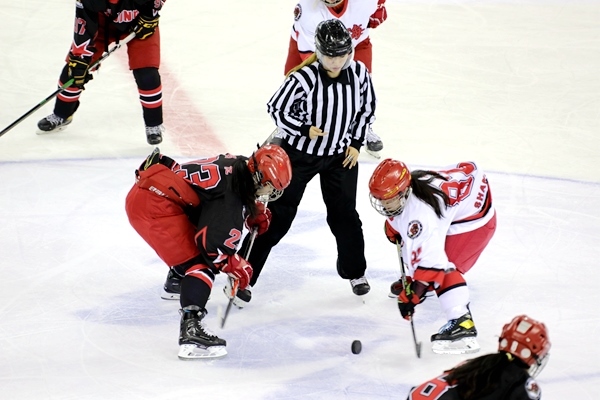 北京隊(duì)球員呂悅(左)與上海隊(duì)球員黃滟爭球。人民網(wǎng)記者 胡雪蓉?cái)z