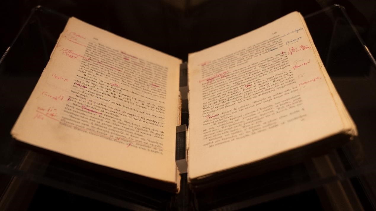 《希臘人左巴》初印后，卡贊扎基斯的修改批注。人民網(wǎng)記者 葛泰佚攝