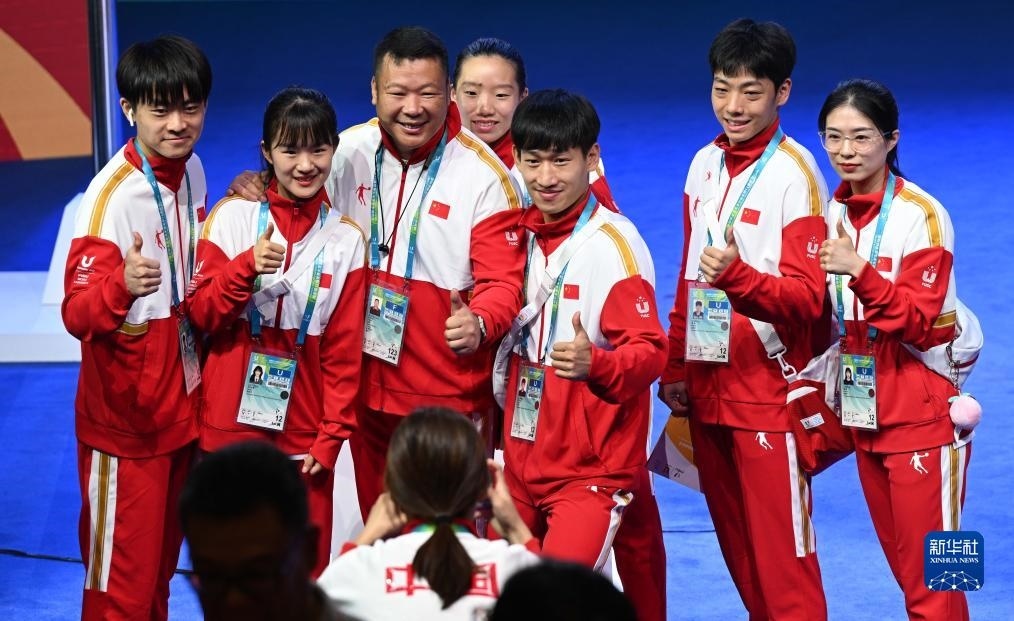 7月22日，中國(guó)代表團(tuán)部分成員在歡迎儀式后合影。新華社記者 王曦 攝