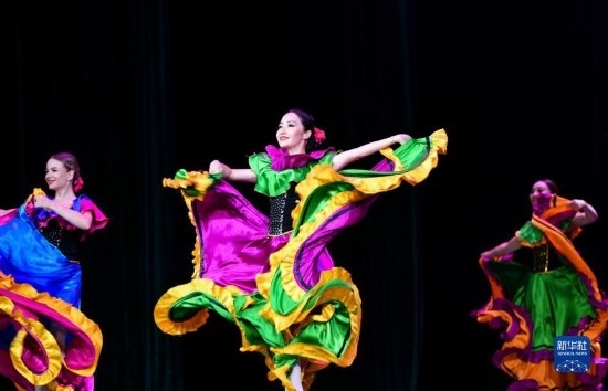 7月21日，哈薩克斯坦薩爾塔納國家舞蹈團(tuán)的演員在演出。