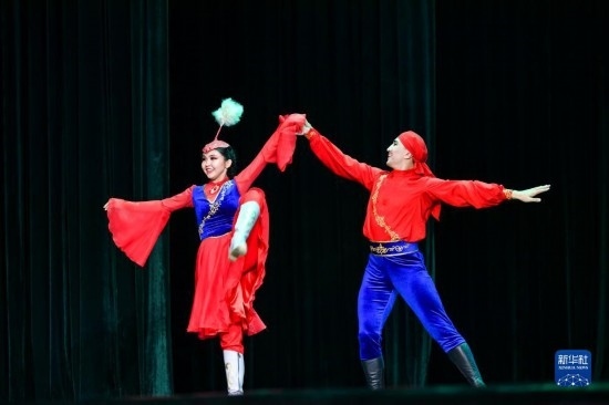 7月21日，哈薩克斯坦薩爾塔納國家舞蹈團(tuán)的演員在演出。