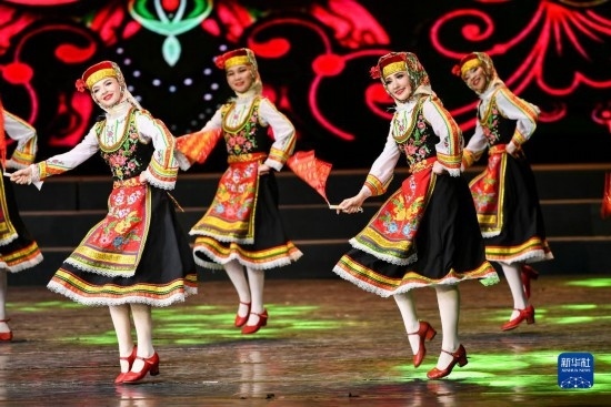 7月21日，哈薩克斯坦薩爾塔納國家舞蹈團(tuán)的演員在演出。