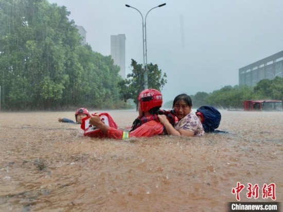 湖北咸寧暴雨引發(fā)內(nèi)澇， 消防營(yíng)救民眾 朱燕林 攝