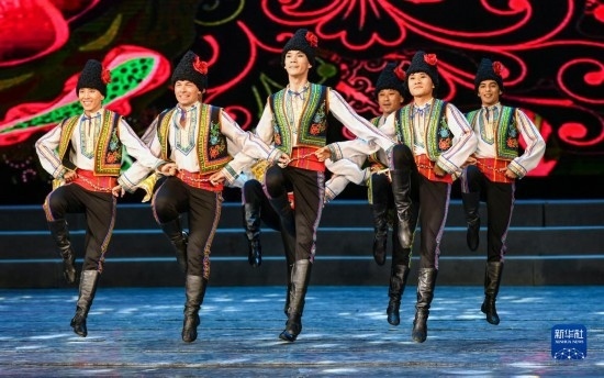 7月21日，哈薩克斯坦薩爾塔納國家舞蹈團(tuán)的演員在演出。