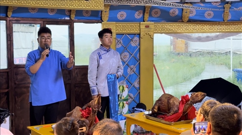 圖為草原蒙古包全羊宴。人民網(wǎng)記者 金洪花攝