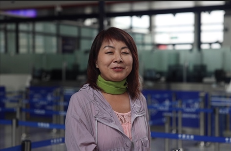 7月22日，曾經(jīng)在老撾瑯勃拉邦工作過3年的加拿大華僑孫月玲乘坐中老鐵路國際旅客列車從中國出境。衛(wèi)海林 攝