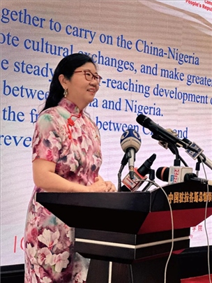 中國駐拉各斯總領(lǐng)館總領(lǐng)事嚴(yán)宇清致辭。駐拉各斯總領(lǐng)館供圖