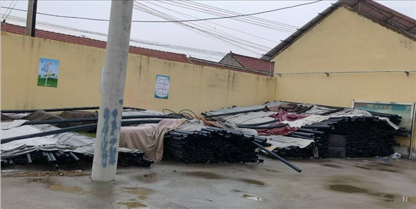 至今仍堆放在村委會院里的自來水管道。 人民網(wǎng)記者 金慧慧攝