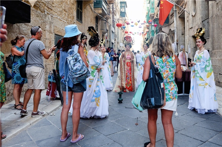 圖為花燈點(diǎn)亮儀式現(xiàn)場(chǎng)。 馬耳他中國(guó)文化中心供圖