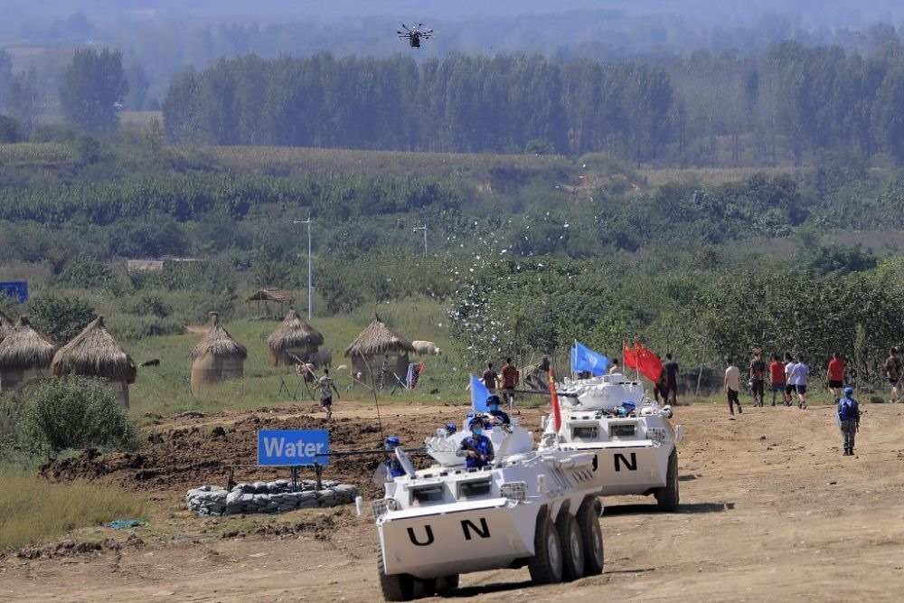 ↑2021年9月15日，在“共同命運-2021”國際維和實兵演習綜合演練中，維和分隊采用無人機拋撒傳單宣傳和平理念。新華社記者 劉芳 攝