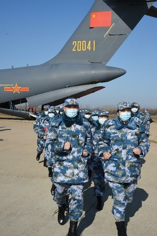 ↑2020年2月17日，一批軍隊支援湖北醫(yī)療隊員抵達武漢天河機場。新華社記者 黎云 攝