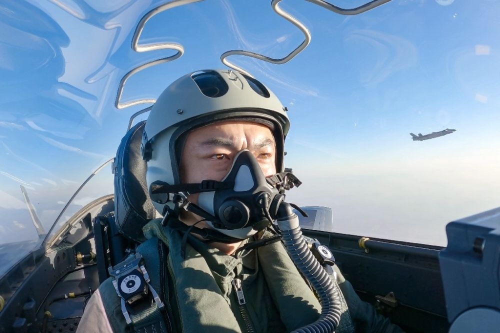 ↑全國人大代表、“強軍先鋒飛行大隊”大隊長高中強進行編隊飛行訓練（2023年2月9日攝）。新華社發(fā)（姜皓元 攝）