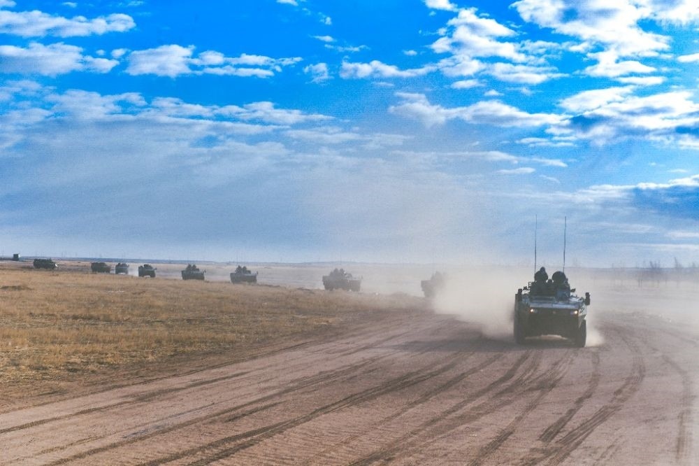 ↑陸軍第81集團軍某旅“松骨峰特功連”隨所在營進行長途機動（2022年4月12日攝）。新華社發(fā)（李乃超 攝）