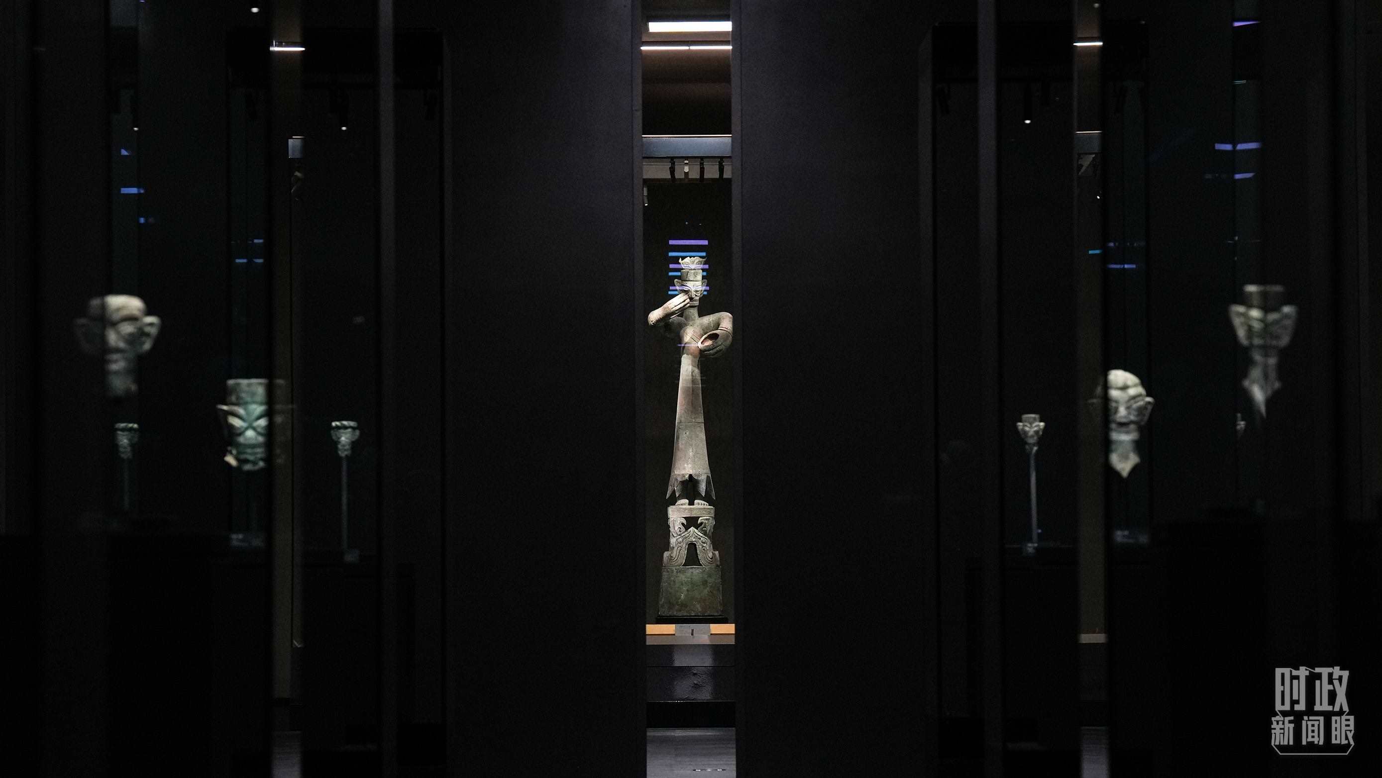 △三星堆出土的青銅大立人像。（總臺(tái)國(guó)廣記者李晉拍攝）