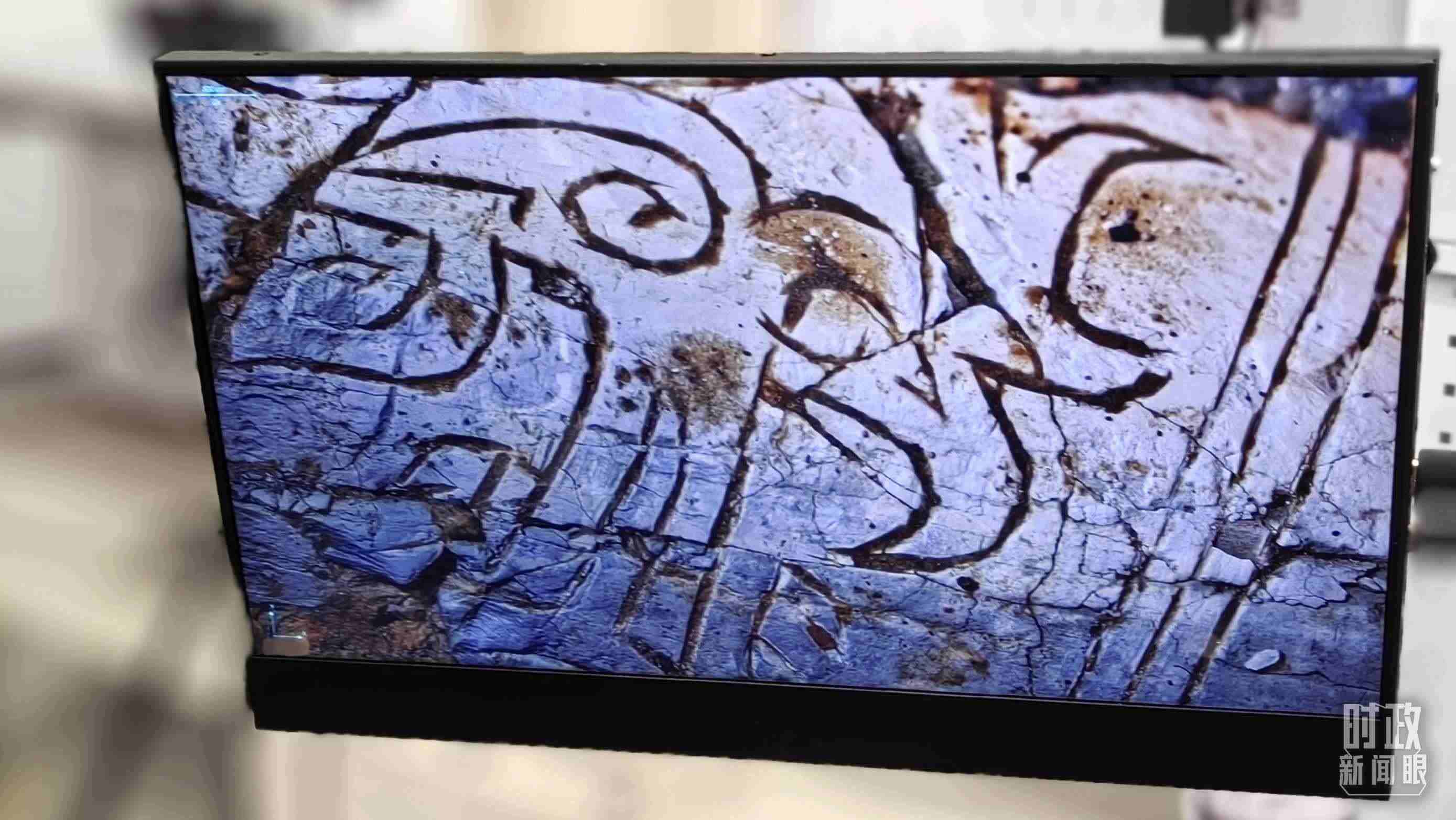 △顯微鏡下，三星堆文物的紋路清晰可見(jiàn)。（總臺(tái)央視記者王萌萌拍攝）