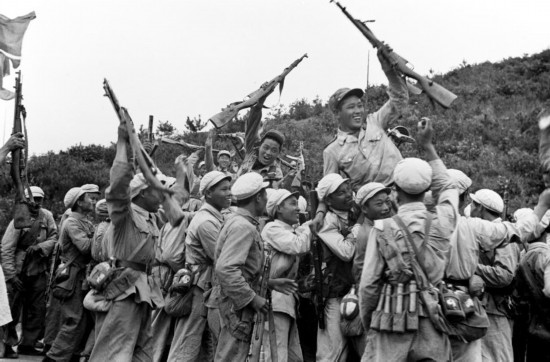  這是中國人民志愿軍和朝鮮人民軍一起歡慶戰(zhàn)斗勝利。新華社發(fā)（資料照片）