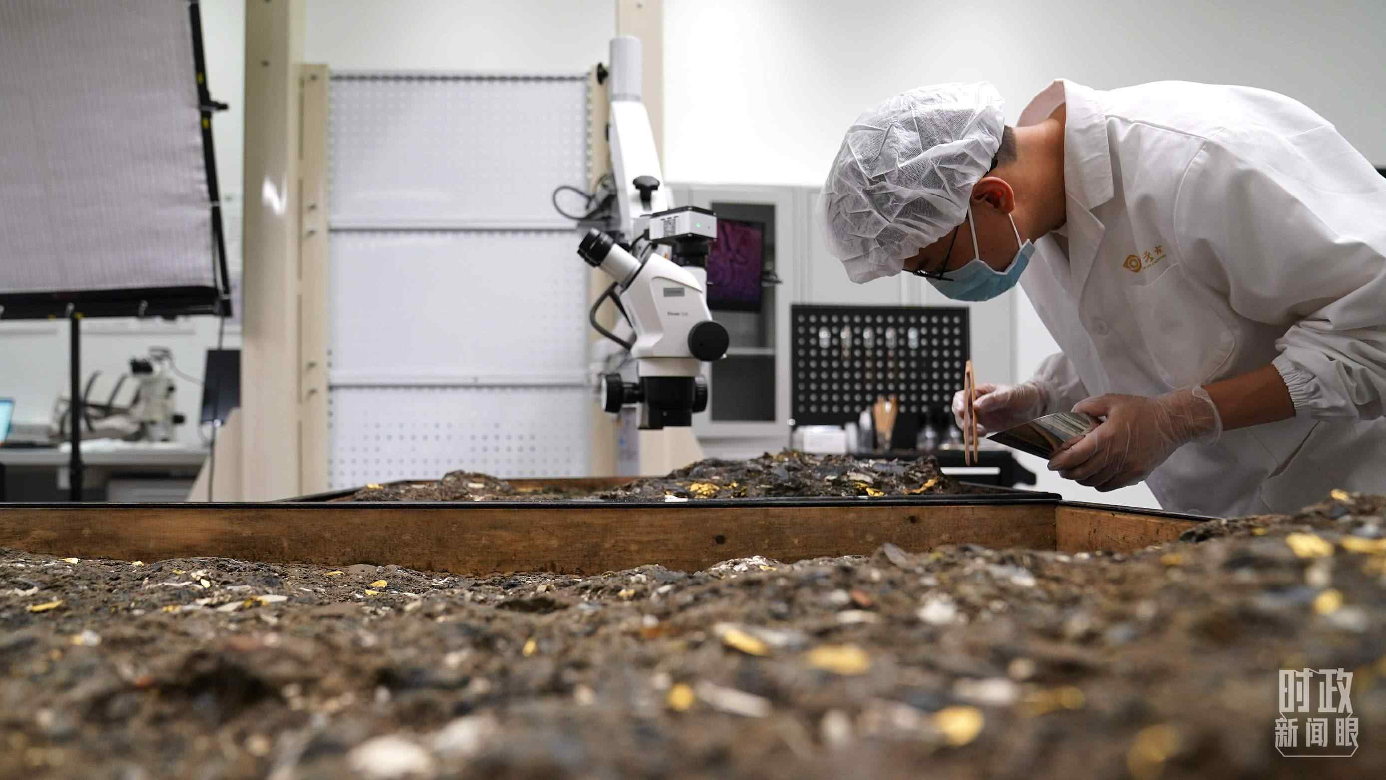 △工作中的三星堆文保人員。（總臺(tái)國(guó)廣記者李晉拍攝）