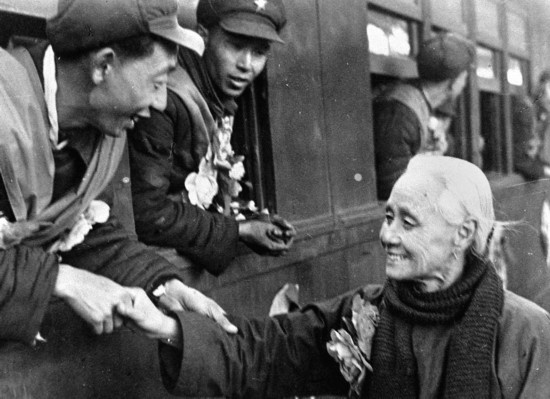 全國的鐵路工人們，一批批地志愿前往朝鮮前線工作，這是隴海路的鐵路工人魏志杰在臨行時和他母親告別的情形。新華社發(fā)（資料照片）