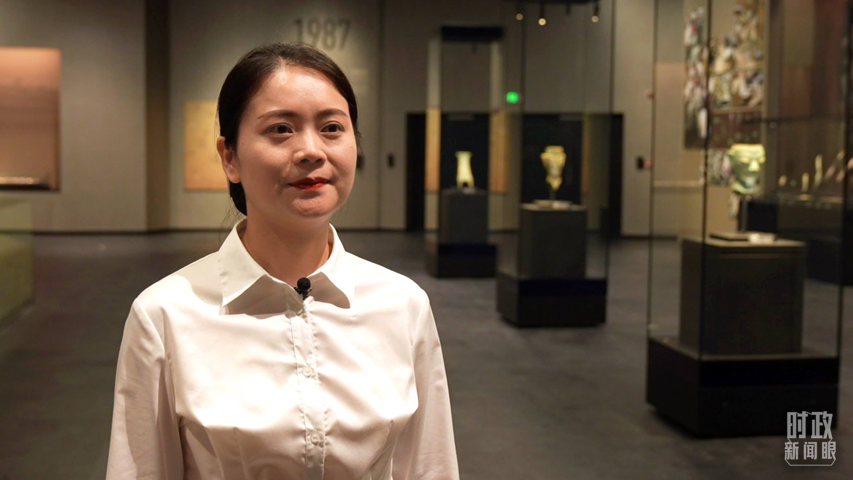 △當(dāng)天現(xiàn)場(chǎng)負(fù)責(zé)講解的三星堆博物館公眾服務(wù)部程靜。（總臺(tái)央廣記者馬喆拍攝）