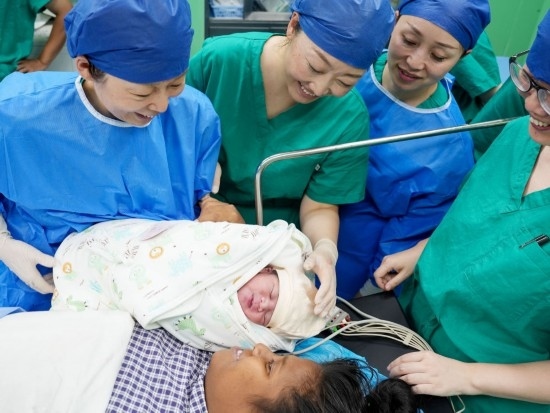 中國海軍“和平方舟”號醫(yī)院船在基里巴斯為29歲的塔拉瓦居民德阿瑞接生了一名“和平寶寶”（2023年7月16日攝）。新華社發(fā)（劉偉 攝）