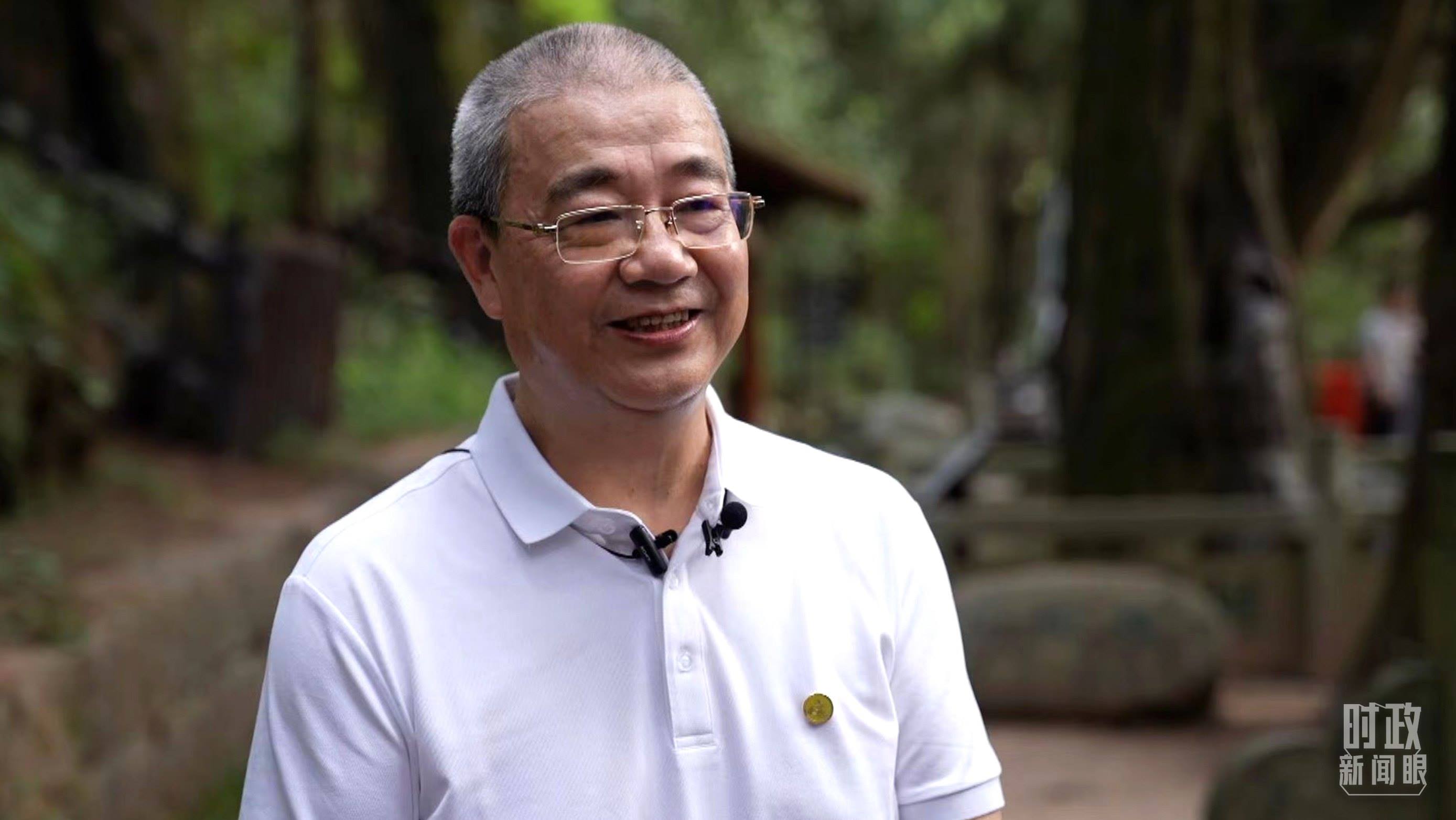 △廣元蜀道文化研究會(huì)蔡?hào)|洲教授。（總臺(tái)央視記者賈林拍攝）