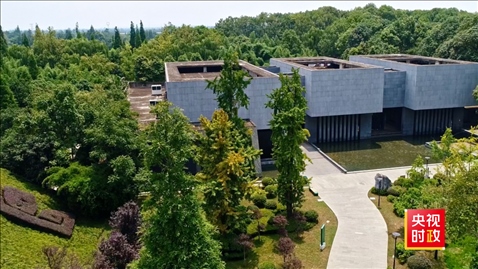 △2021年正式投入使用的三星堆文物保護(hù)修復(fù)館，堅持保護(hù)修復(fù)與考古研究同步進(jìn)行，館內(nèi)分文保工作區(qū)和參觀區(qū)。