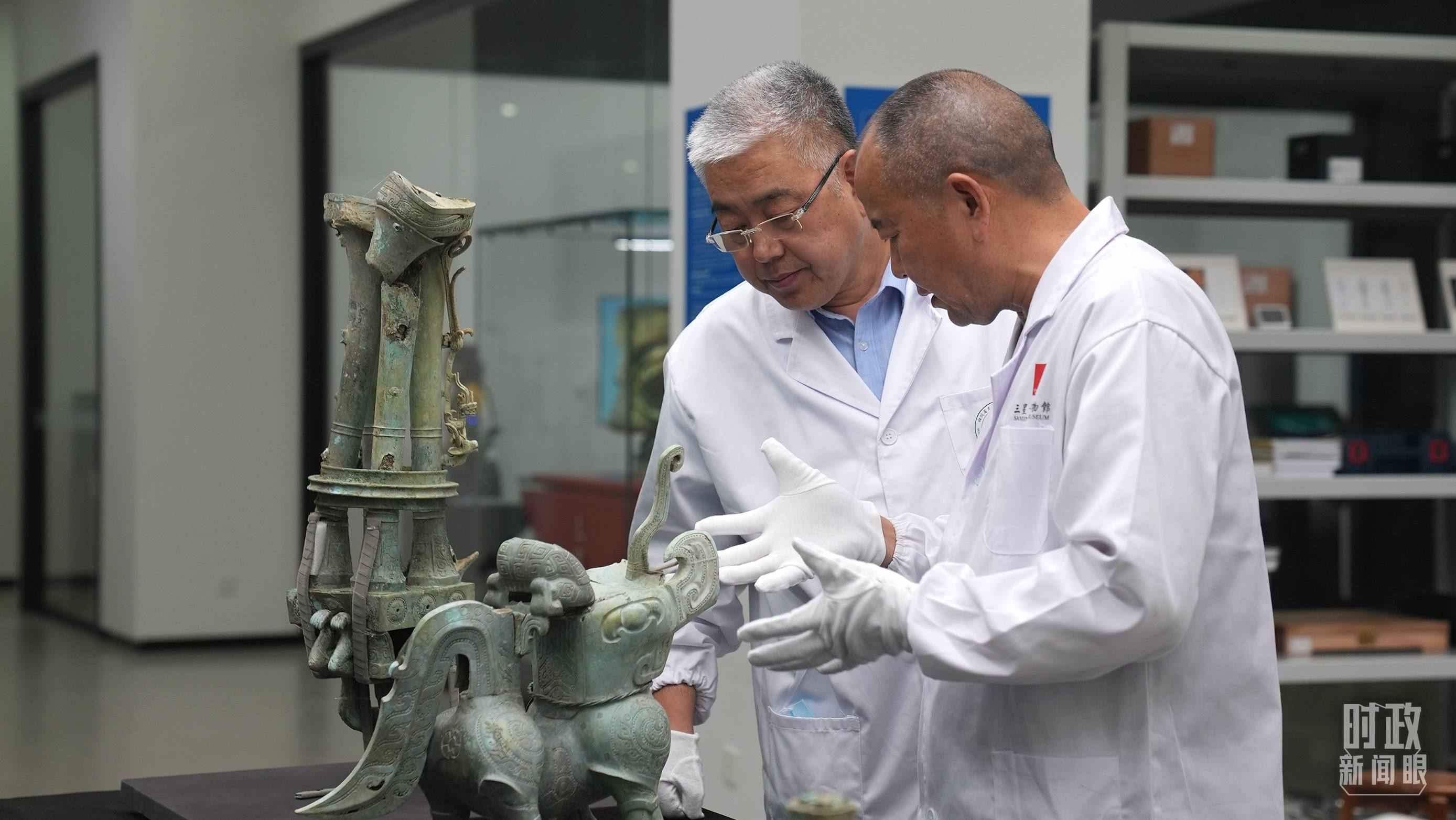 △三星堆文保專家正在就修復(fù)方案進(jìn)行討論。（總臺(tái)央視記者劉琦拍攝）