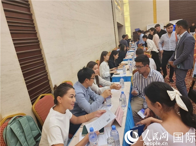 圖為中企代表與哈留華畢業(yè)生現(xiàn)場(chǎng)交流。人民網(wǎng)記者 李強(qiáng)攝