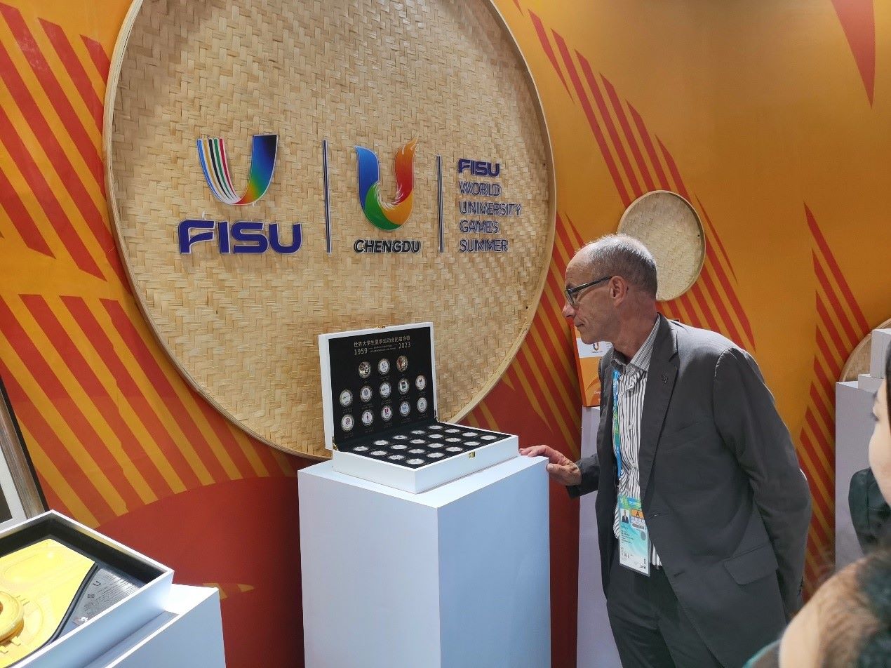 國(guó)際大體聯(lián)代理主席雷諾·艾德參觀大運(yùn)會(huì)特許商品。 人民網(wǎng)記者 楊磊攝