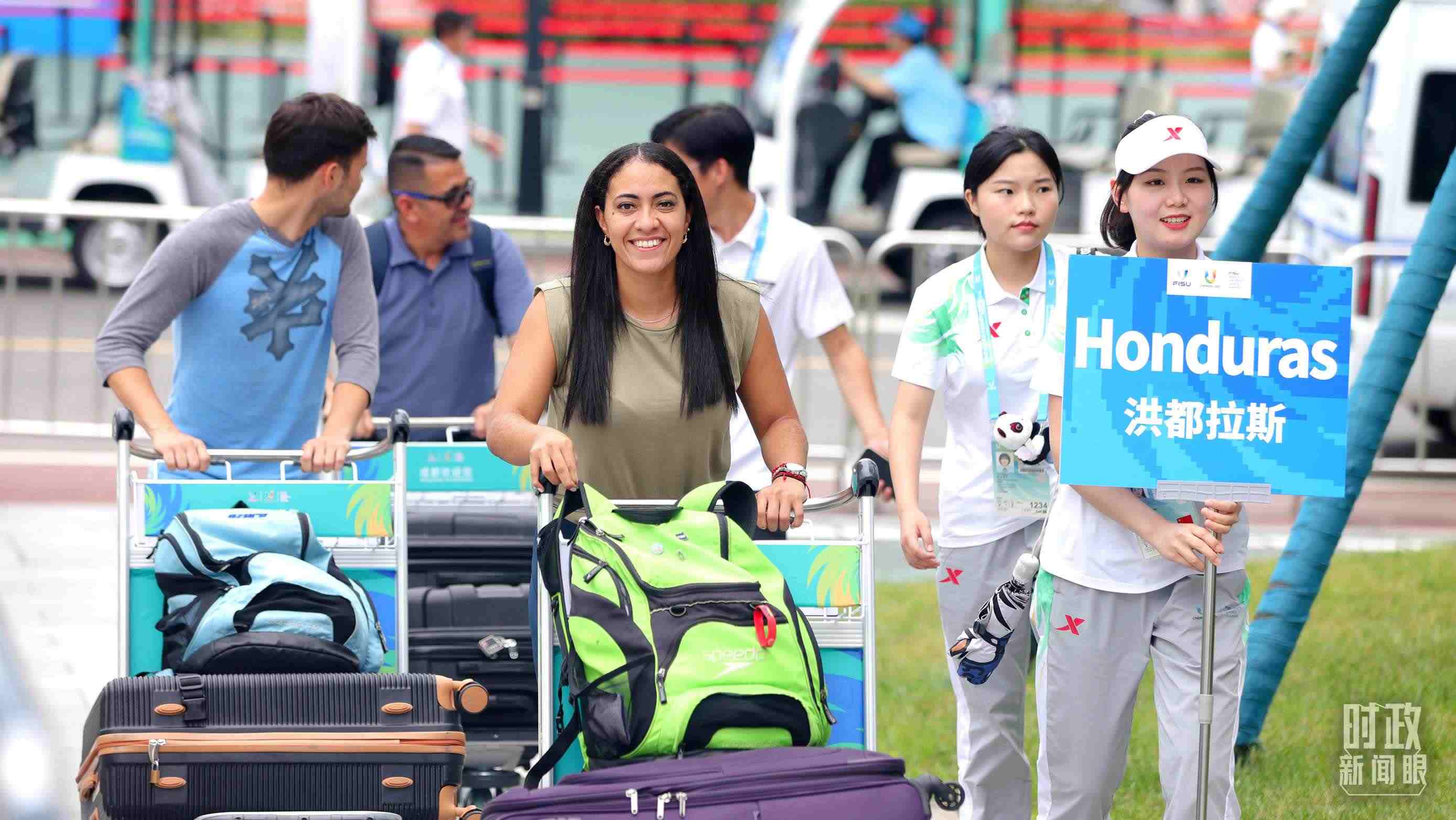 各國代表團(tuán)成員相繼抵達(dá)成都大運(yùn)村。（總臺央視記者魏幫軍拍攝）