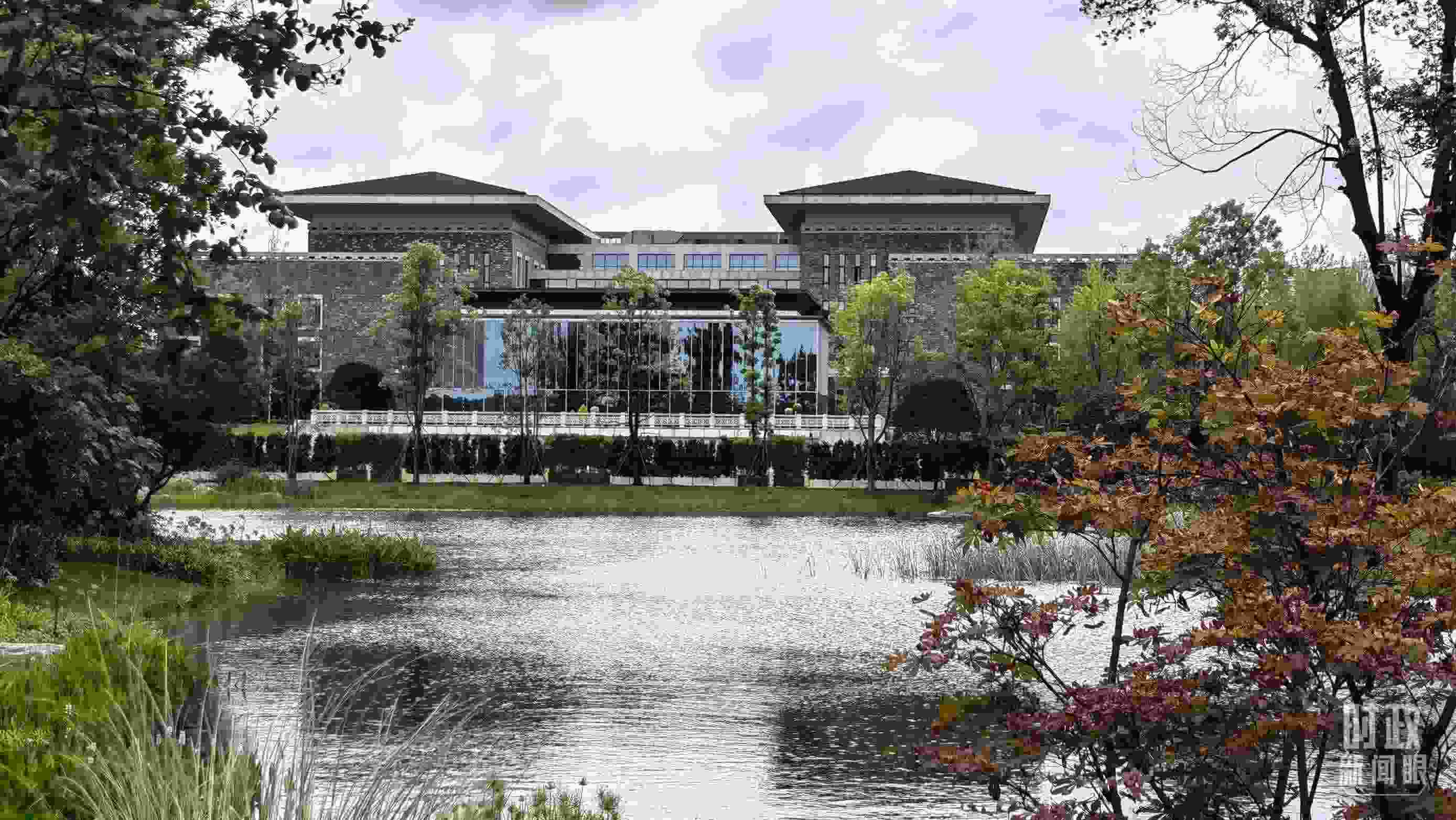 當(dāng)天，中印尼兩國元首在“錦蓉莊”舉行會見。（總臺央視記者韓銳拍攝）