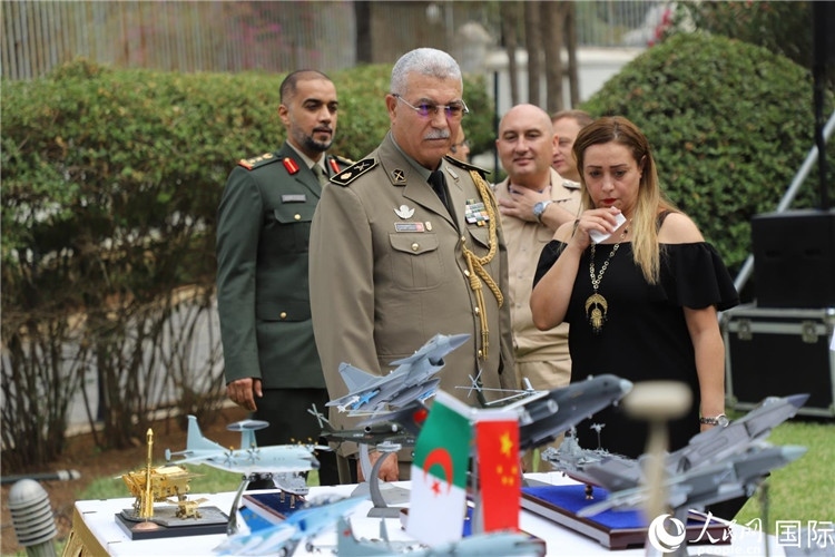 圖為與會嘉賓參觀招待會設(shè)置的武器裝備模型展臺。人民網(wǎng)記者 王傳寶攝